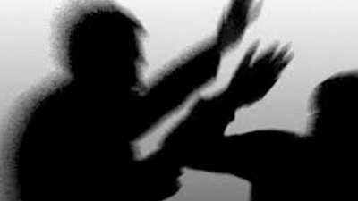 Öğrencini duvara fırlattı