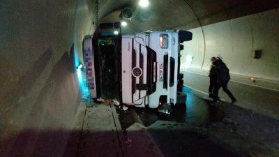 Tünelde feci kaza. TIR devrildi