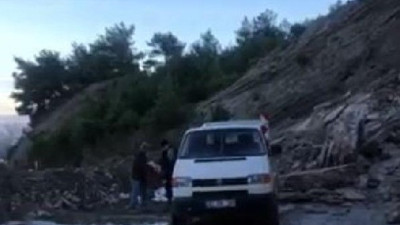 Kastamonu'da sahil yolunda heyelan