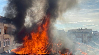 Tuzla’da 3 katlı binanın çatısı alev alev yandı