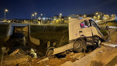 Sancaktepe’de kimyasal madde yüklü tanker devrildi