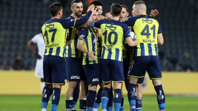 Fenerbahçe galibiyeti hatırladı! Yönetim istifaya davet edildi futbolcular ıslıklandı