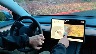 Tesla araç sürerken oyun oynama özelliğini kapatacak