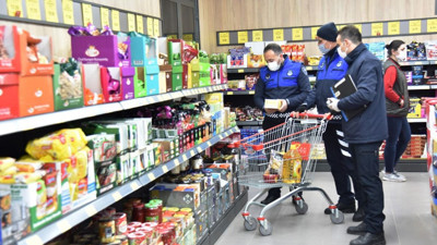 Ekonomist İbrahim Kahveci raftaki fiyatların ne zaman düşeceğini açıkladı. Dolar düştü ama etiketler düşmüyor