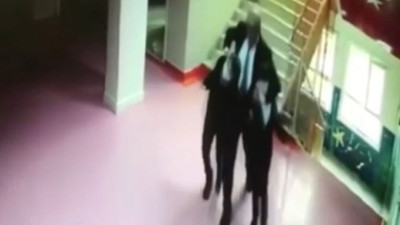 Okul müdürü öğrencileri kulağından çeke çeke odasına götürdü. Bir dayakçı öğretmen de Kadıköy'den çıktı