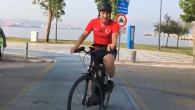 Sokak köpekleri bisiklet süren belediye başkanı Tunç Soyer'e saldırdı