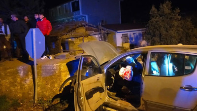 Pikap evin bahçesine çarptı