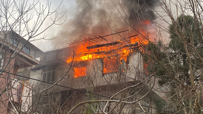 4 katlı binanın çatı katında yangın