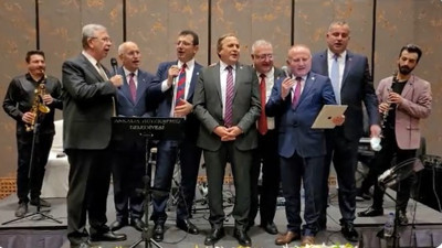 Baskı gören Millet İttifakı'nın belediye başkanları hep beraber türkü söyledi