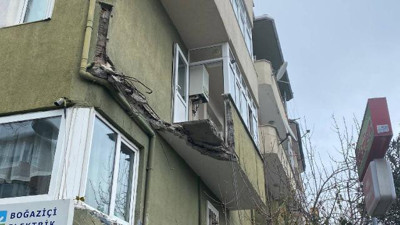 Balkonla beraber aşağı düştü