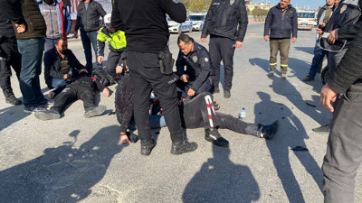 Motosikletli ekip otomobil ile çarpıştı: 2 polis yaralandı