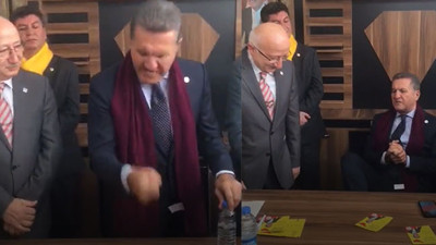TDP Genel Başkanı Mustafa Sarıgül masayı neden yumrukladı? Yanındaki partililer dondu kaldı