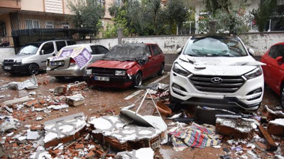 Antalya'yı fırtına fena vurdu. Yıldırım düştü sandık