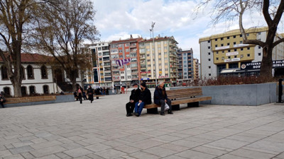 Afyon’da sıcağı gören sokağa akın etti