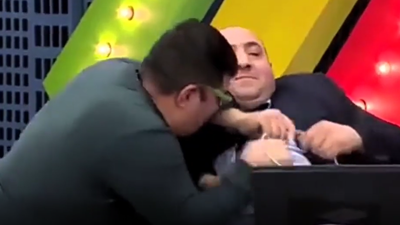 Azerbaycan kanalında Muharrem Sarıkaya skeci. İHA kameramanına tokat atması Türkiye'yi ayağa kaldırmıştı