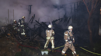 Beyoğlu'nda ahşap bina küle döndü: 2 kişi yaralandı
