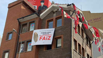 CHP binasındaki pankart valilik kararıyla söküldü. Dolar garantili TL sistemine tepki olarak asılmıştı