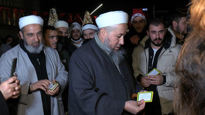 Tebliğciler Taksim Meydanı’nda bildiri dağıttı