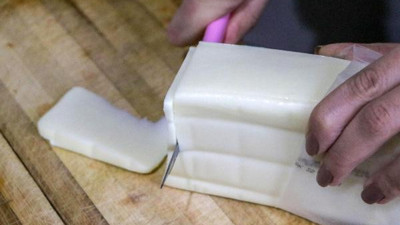 Kaşar peyniri diye bize bakın ne yedirmişler