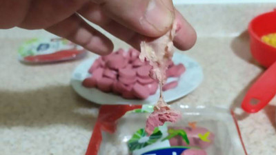 Sosisin paketini açan şoka uğradı. Sosisin içinden bakın ne çıktı