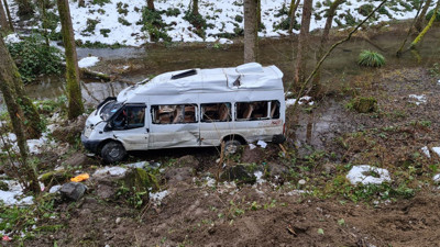 Rize’de minibüs dere kenarına devrildi: 7 yaralı