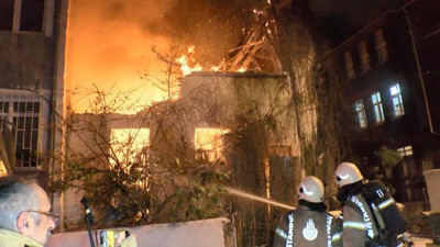 Fatih'te metruk binada çıkan yangın 3 binaya sıçradı