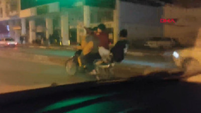 4 gencin motosikletle tehlikeli yolculuğu kamerada