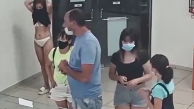 Dondurmacıya maskesiz girdi. Elbisesini maske yaptı ama dondurmacı yine dondurma vermedi