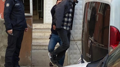 Tartıştığı eşini sırtından bıçakladı