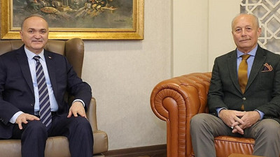 AKP'li başkanın danışmanının arşivinden AKP'ye hakaretler çıktı