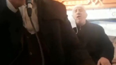 Cemaatten biri Kur'an okuyan imamın aklını aldı. İmam hayatının korkusunu yaşadı