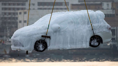 Onlarca otomobil buz tuttu. Vinçlerle tek tek indirildiler