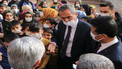 Milli Eğitim Bakanı Mahmut Özer okul müdürünü böyle azarladı: Siz ne biçim adamsınız