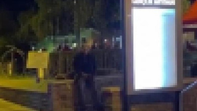 İğrenç olayı genç kız ifşa etti. Kız öğrencilere bakarak rezil hareketler yaptı