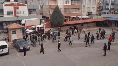 Öğrenci kavgasına velilerde karıştı, o anlar kameraya yansıdı