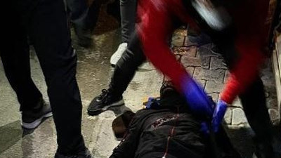 Yabancı uyruklu genç sokak ortasında öldürüldü