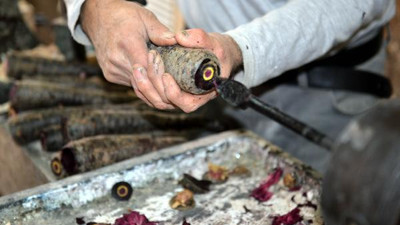 İnsan duvarı bir boyar. Keşir dolmasının mor havucu tornada oyuluyor