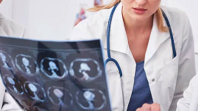 Karın ağrısıyla gitti hayatının şokunu yaşadı. Doktorlar bile gözlerine inanamadı