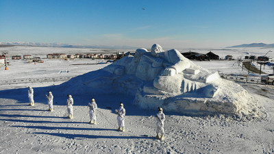 Sarıkamış destanının 107. Yıl dönümü. Donarak şehit olan kahramanların kardan heykelleri
