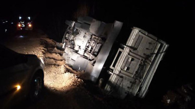 Patates yüklü kamyon devrildi