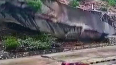 Otoyolda heyelan felaketi. 3 binden fazla araç mahsur kaldı