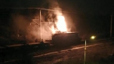 Yük treninde yangın. Alevler elektrik tellerine sıçradı