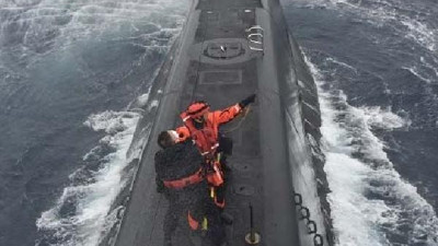 Annesi vefat etti. Denizaltından helikopterle alındı cenazeye yetiştirildi