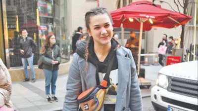 Nisa Bölükbaşı kedilerini arkadaşına emanet etti