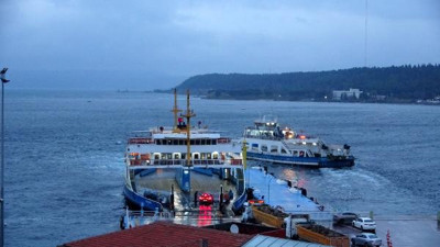Çanakkale'de fırtına feribot seferlerini vurdu
