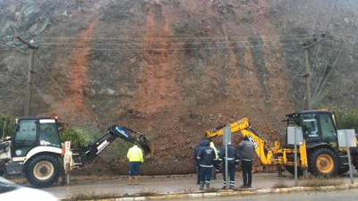 Dev kayalar demir ağları parçaladı