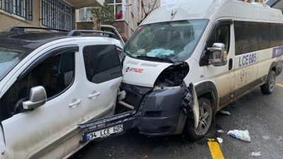 Ümraniye'de kontrolden çıkan okul servisi 4 araca çarptı, Yaralı öğrenciler var