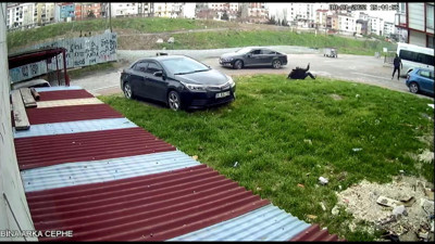 Dehşeti yaşattı. Plakasında ''mutluyuz'' yazan otomobille geldi. Korku dolu anlar kamerada