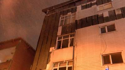 Şiddetli rüzgar, binanın dış cephesini kağıt gibi soydu attı