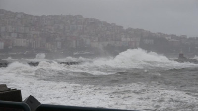 Dev dalgalar mendireği aştı